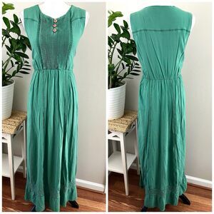 Sleeveless Green Maxi Dress with Pintuck Front